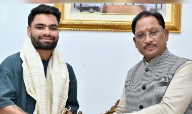 भारतीय क्रिकेट टीम के बल्लेबाज़ रिंकू सिंह पहुंचे रायपुर,मुख्यमंत्री साय से की मुलाकात
