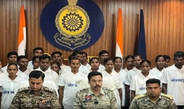 Big News : दंतेवाड़ा में 27 इनामी समेत 37 नक्सलियों ने किया आत्मसमर्पण