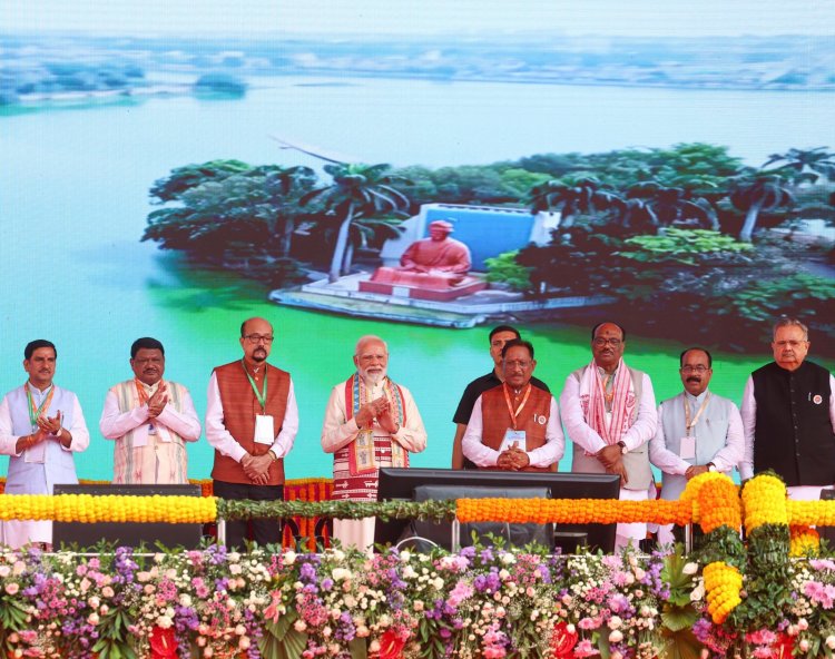 प्रधानमंत्री नरेंद्र मोदी ने राज्योत्सव स्थल पर विभिन्न विभागों की प्रदर्शनी का किया शुभारंभ