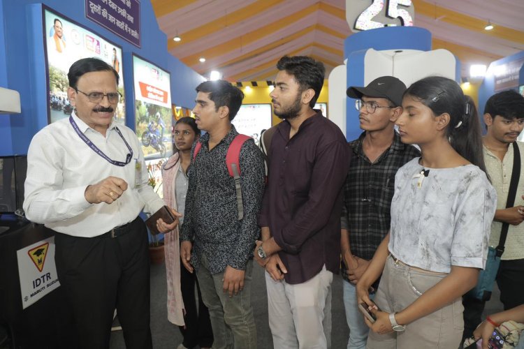 परिवहन विभाग के स्टॉल में भीड़ : सुरक्षित वाहन संचालन और आधुनिक सेवाओं की मिल रही उपयोगी जानकारी