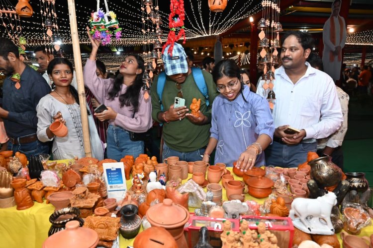 आगंतुकों को खूब लुभा रहा शिल्पग्राम,छत्तीसगढ़ की परंपरा और रचनात्मकता की झलक खींच रही ध्यान