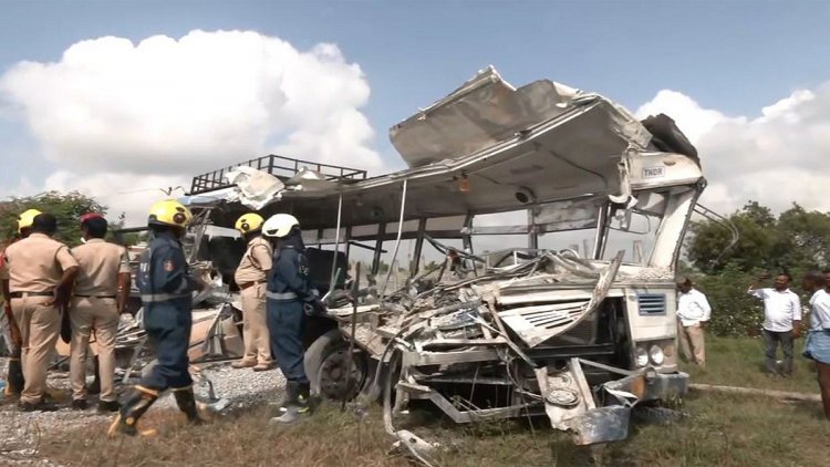 तेलंगाना में बजरी लदे ट्रक और बस की आमने-सामने टक्कर, 16 की मौत, 8 घायल