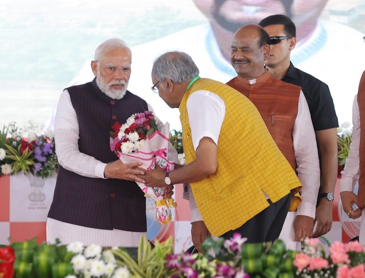 सांसद बृजमोहन अग्रवाल ने किया प्रधानमंत्री मोदी का पुष्पगुच्छ देकर स्वागत