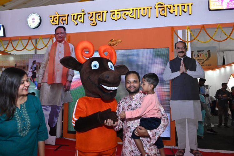 बस्तर ओलम्पिक के शुभंकर  के साथ सेल्फी लेने बच्चों से लेकर बड़ों में उत्साह