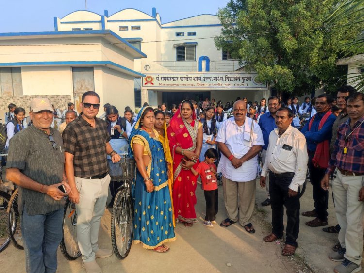 क्षेत्रीय विधायक के हाथों से साइकिल पाकर खिल उठे बच्चों के चेहरे