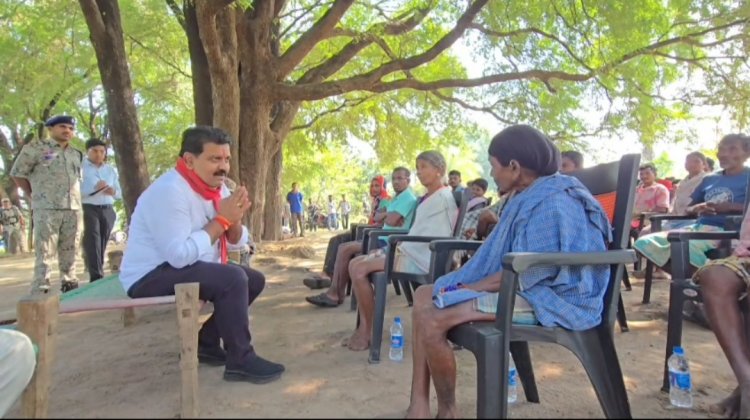 Big Breaking : नक्सली लीडर हिड़मा और बारसे देवा की माता से मिले डिप्टी सीएम विजय शर्मा