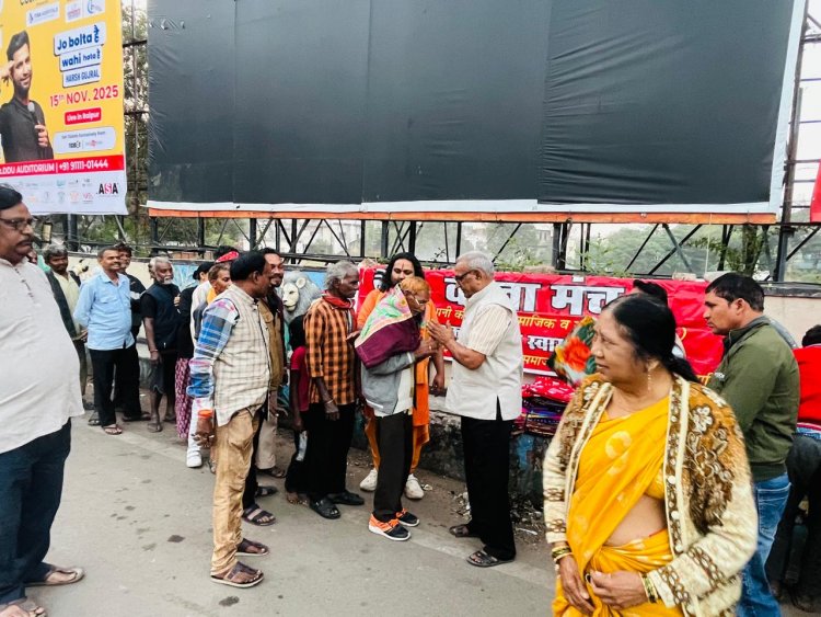 वक्ता मंच ने शीतलहर में जरूरतमंदो को बांटे कंबल