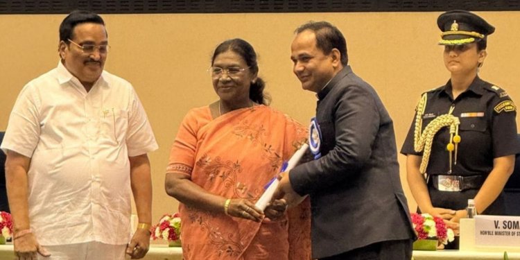 राष्ट्रपति द्रौपदी मुर्मु ने रायपुर जिले को किया सम्मानित