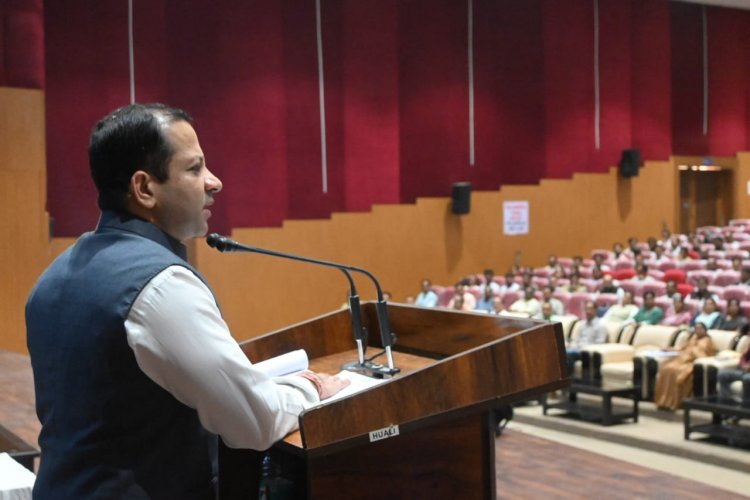 स्कूल शिक्षा सचिव ने ली प्राचार्यों की बैठक,कहा-बोर्ड परीक्षा मे बेहतर परिणाम लाने करें सामूहिक प्रयास