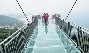 विशाखापट्टनम में खुला भारत का सबसे लंबा 'ग्लास स्काईवॉक' : 1000 फीट की ऊंचाई से दिखेगा समुद्र और पहाड़ों का रोमांचक नजारा