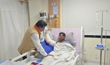 उपमुख्यमंत्री विजय शर्मा पहुंचे हॉस्पिटल,आईईडी ब्लास्ट में घायल पुलिस जवानों से की मुलाकात