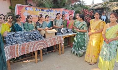 दिगंबर जैन महासमिति महिला विंग से स्वेटर और कंबल पाकर खिले बच्चों के चेहरे