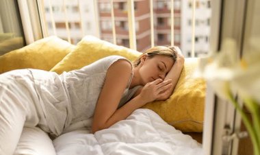 रातभर सोने के बाद भी दिन में आती है बहुत नींद? यह आलस नहीं, बीमारी का संकेत हो सकता है; जानें उपाय