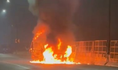 रायपुर में चलती कार में लगी आग,कूदकर चार लोगों ने बचाई जान