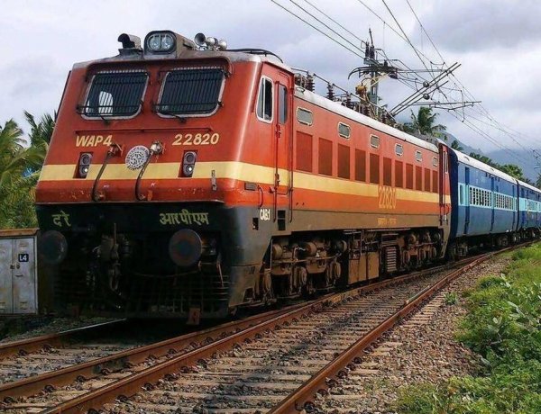 रेलवे का कड़ा फरमान: ड्यूटी के दौरान रील बनाई तो जाएगी नौकरी; SECR ने जारी किए सख्त निर्देश