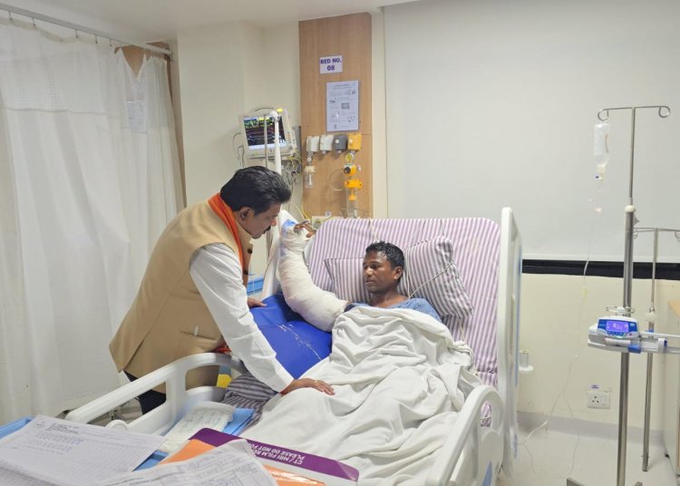 उपमुख्यमंत्री विजय शर्मा पहुंचे हॉस्पिटल,आईईडी ब्लास्ट में घायल पुलिस जवानों से की मुलाकात