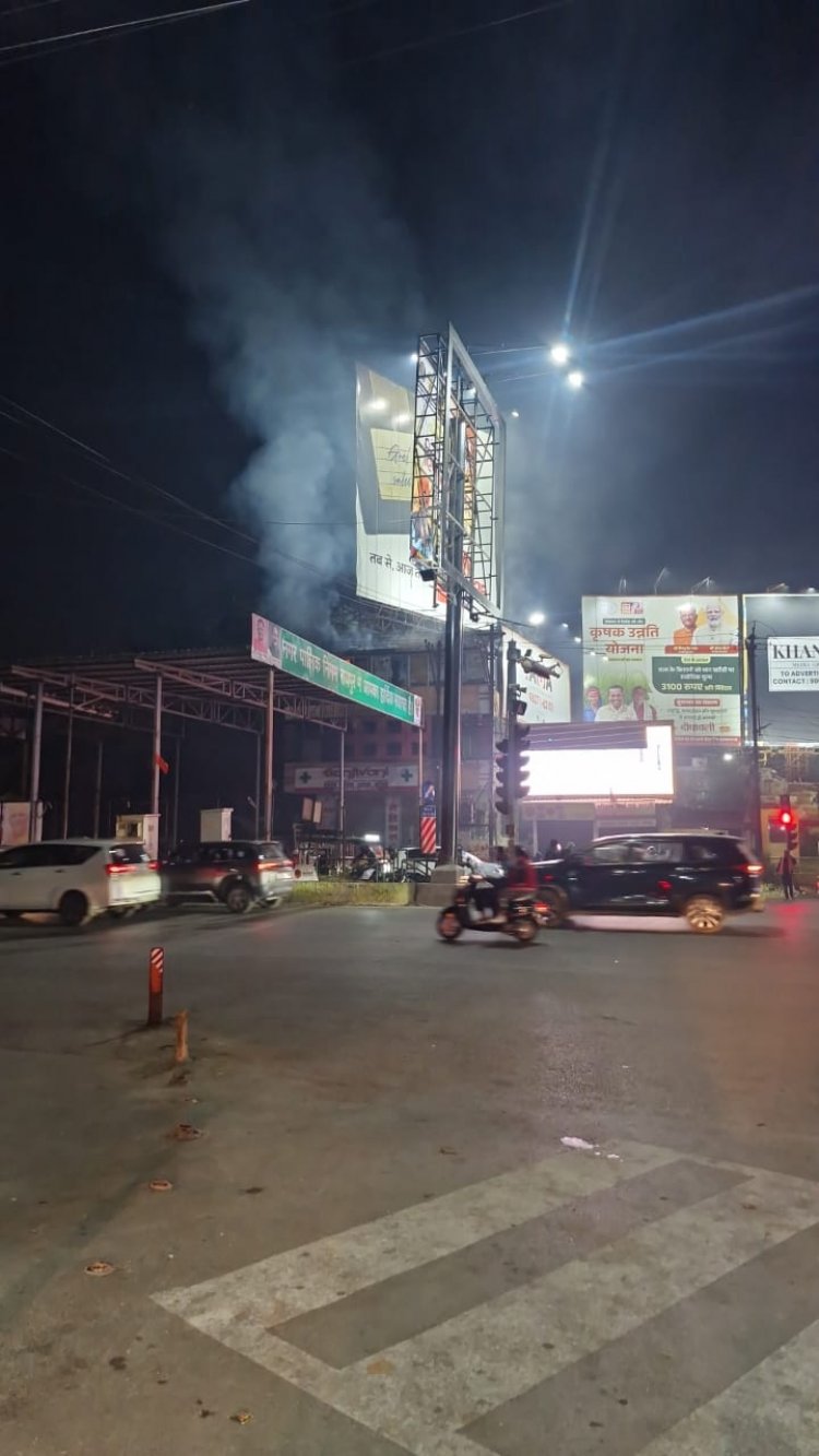 Breaking : सीएम हाउस के पास कॉम्प्लेक्स की दुकान में लगी भीषण आग,दमकल और पुलिस टीम मौके पर जुटी