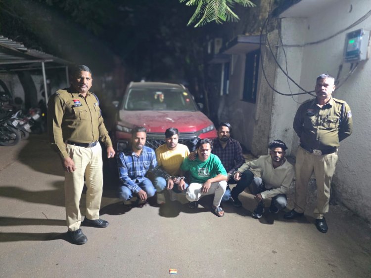 बीच रोड में आतिशबाजी कर केक काटना पड़ा भारी,जन्मदिन मनाने वाले 5 आरोपी गिरफ़्तार