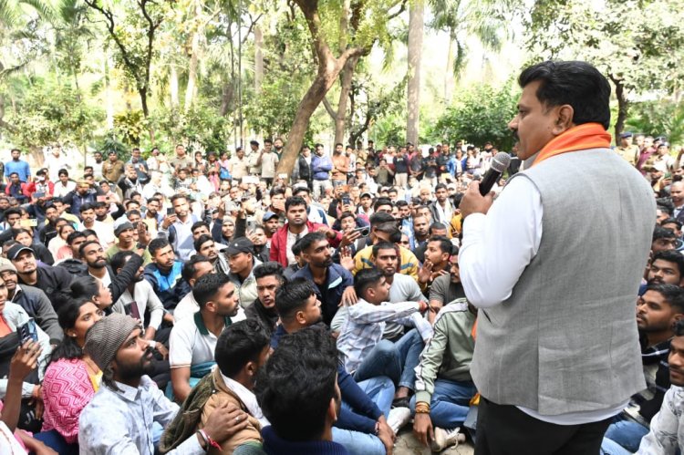 उपमुख्यमंत्री विजय शर्मा ने अभ्यर्थियों से की वन टू वन चर्चा : आरक्षक भर्ती के संबंध में समस्याओं का किया समाधान