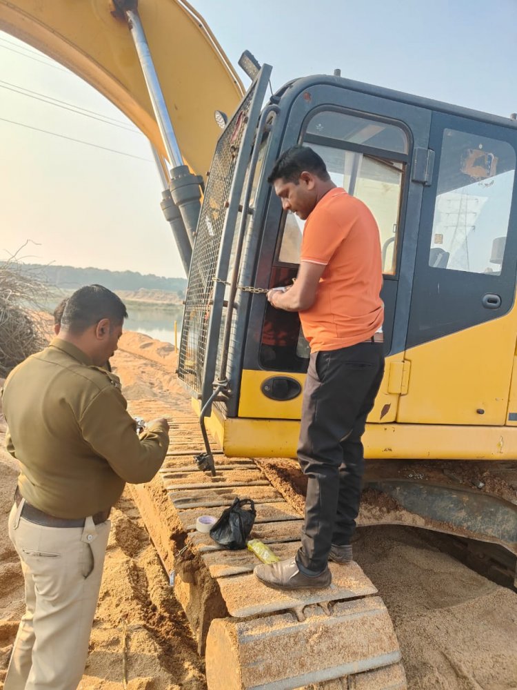 अवैध रेत खनन पर सख्त कार्रवाई : आरंग क्षेत्र में खदान सील,मशीनें और वाहन जब्त