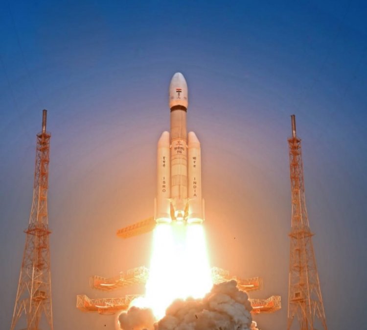 अंतरिक्ष में 'LVM3' की ऐतिहासिक उड़ान! ISRO ने सबसे भारी सैटेलाइट लॉन्च कर रचा नया इतिहास