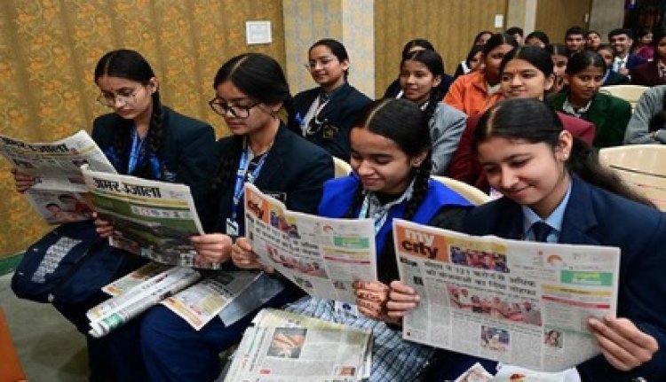 यूपी के स्कूलों में अब 'रील' नहीं, अखबार पढ़ेंगे बच्चे: प्रार्थना के बाद 10 मिनट की 'न्यूज़ रीडिंग' अनिवार्य