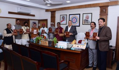 स्पीकर डॉ. रमन सिंह ने किया विधानसभा के वर्ष 2026 के कैलेण्डर और डायरी का विमोचन