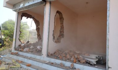 निगम की सख्त कार्रवाई, आवासीय भवन में बनी अवैध दुकानों पर चला बुलडोजर