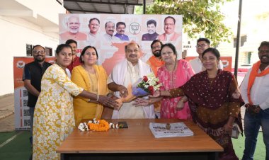 विधायक पुरंदर मिश्रा से मिले शंकर नगर मंडल के नवनियुक्त पदाधिकारी,मिठाई खिलाकर दी गई बधाई