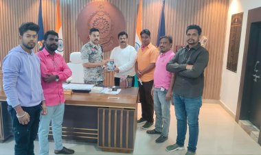 श्रमजीवी पत्रकार संघ की पहल : एसपी दंतेवाड़ा को भेंट की गई बहुपयोगी टेलीफोन डायरेक्टरी