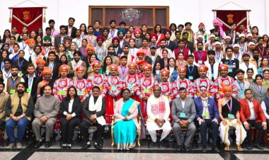 राष्ट्रपति से स्नेहपूर्ण मुलाकात : राष्ट्रपति भवन में छत्तीसगढ़ की झांकी कलाकारों का सम्मान