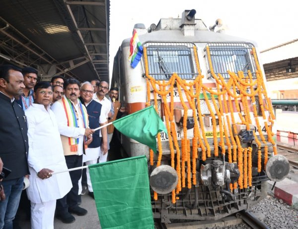 डिप्टी सीएम विजय शर्मा ने ‘मूकमाटी एक्सप्रेस’ को दिखाई हरी झंडी,आचार्य विद्यासागर महाराज की कृति के नाम पर ट्रेन का हुआ नामकरण,जैन समाज में हर्ष