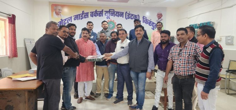 नव वर्ष पर इंटक ने निभाई परंपरा,900 श्रमिकों को वितरित किए वार्षिक उपहार