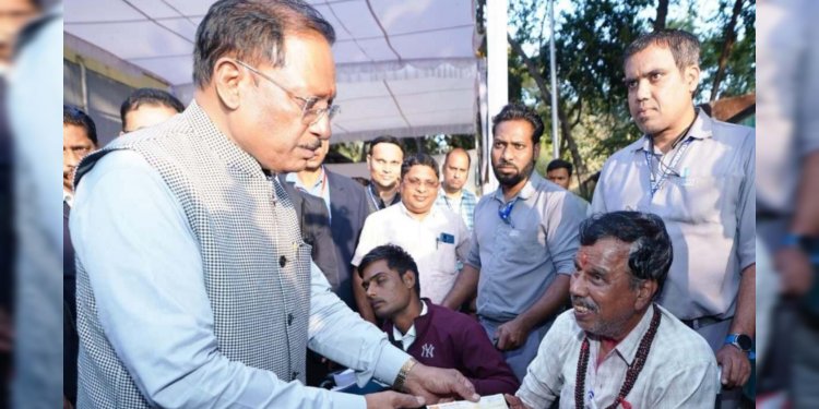 संवेदनशील शासन की मिसाल : जनदर्शन में मुख्यमंत्री विष्णुदेव साय ने मौके पर सुलझाईं समस्याएं