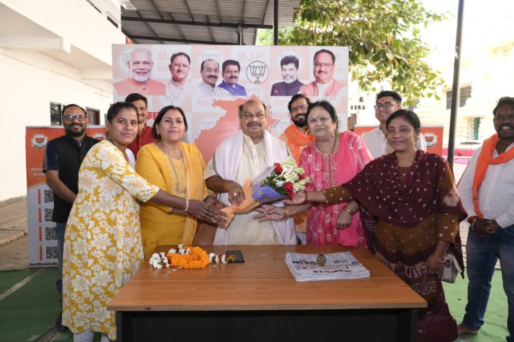 विधायक पुरंदर मिश्रा से मिले शंकर नगर मंडल के नवनियुक्त पदाधिकारी,मिठाई खिलाकर दी गई बधाई