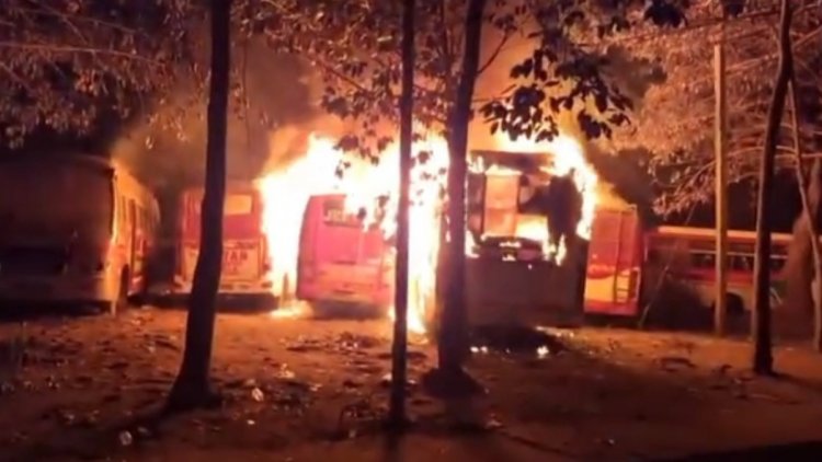 रायपुर बस टर्मिनल पर 'साजिश' वाली आग: पार्किंग में खड़ी 5 बसें जलकर खाक; शरारती तत्वों पर गहराया शक