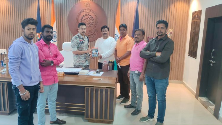 श्रमजीवी पत्रकार संघ की पहल : एसपी दंतेवाड़ा को भेंट की गई बहुपयोगी टेलीफोन डायरेक्टरी