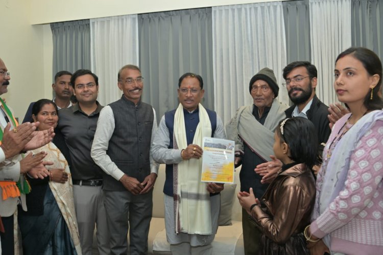 पीएम सूर्यघर मुफ्त बिजली योजना : मुख्यमंत्री विष्णुदेव साय ने सोलर सिस्टम का किया निरीक्षण