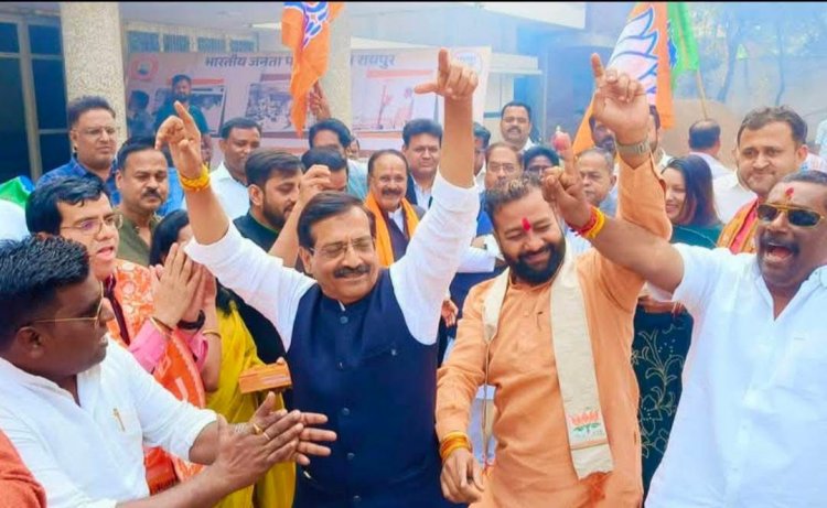 नितीन नबीन के राष्ट्रीय अध्यक्ष बनने पर जमकर नाचे भाजपाई, रायपुर के एकात्म परिसर और कुशाभाऊ ठाकरे परिसर में जश्न का माहौल