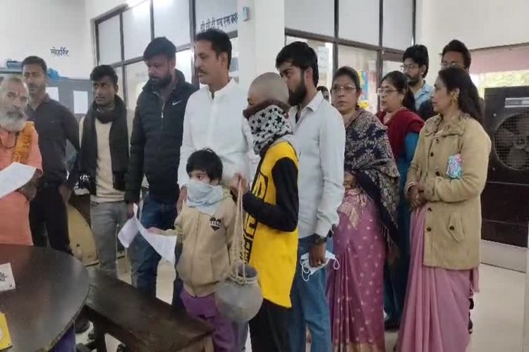 रिश्तों का ऐसा भी रंग! ससुराल से भागते समय पति की 'अस्थियां' ही चुरा ले गई पत्नी, मासूम बच्चों ने थाने पहुँचकर लगाई न्याय की गुहार