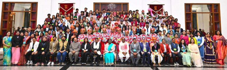 राष्ट्रपति से स्नेहपूर्ण मुलाकात : राष्ट्रपति भवन में छत्तीसगढ़ की झांकी कलाकारों का सम्मान