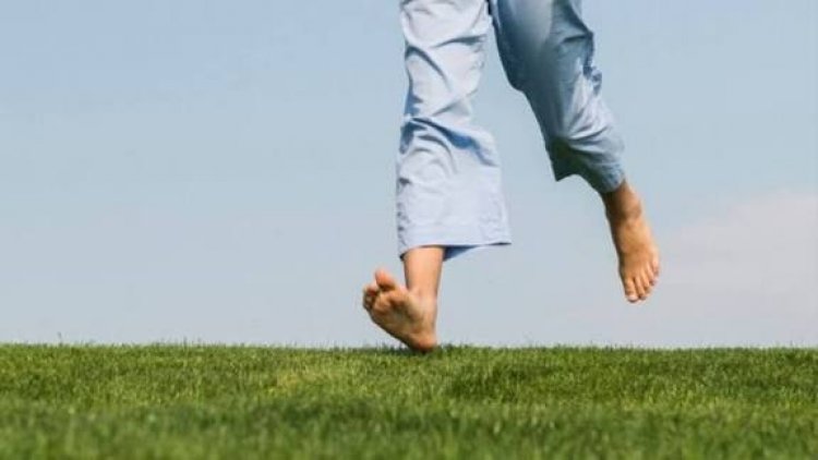 क्या आप भी घर में चलते हैं 'नंगे पैर'? यह आदत आपकी हड्डियों और रीढ़ को कर सकती है बीमार