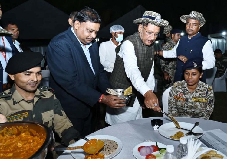मुख्यमंत्री विष्णुदेव साय ने जवानों का बढाया हौसला,नारायणपुर में साथ किया डिनर