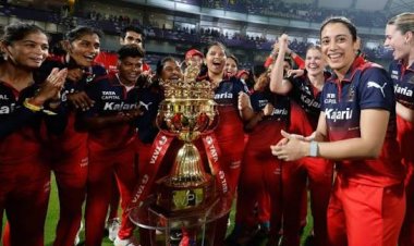 "ई साला कप नमदू": स्मृति मंधाना की 'गर्ल्स' ने रचा इतिहास, दिल्ली को धूल चटाकर RCB बनी WPL 2026 की चैंपियन!