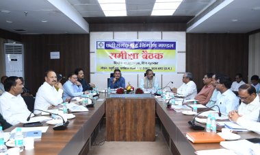 छत्तीसगढ़ गृह निर्माण मंडल का 22वां स्थापना दिवस : अध्यक्ष और आयुक्त ने की योजनाओं और शाखाओं की समीक्षा