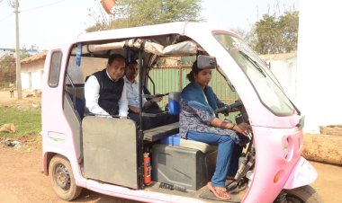 नवा रायपुर की सड़कों में ऑटो में दिखे कलेक्टर : महिला चालक का बढ़ाया उत्साह,खुद यूपीआई से दिया किराया