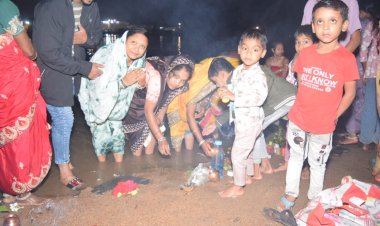 महाशिवरात्रि पर राजिम में लगी आस्था की डुबकी,श्रद्धालुओं ने संगम में स्नान कर दीपदान और रेत से शिवलिंग बनाकर किया जलाभिषेक