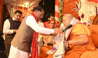 मुख्यमंत्री विष्णुदेव साय ने निरंजन पीठाधीश्वर महामंडलेश्वर डॉ. स्वामी कैलाशनंद गिरी महाराज से लिया आशीर्वाद