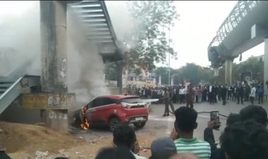 Raipur : कोर्ट परिसर के बाहर खड़ी कार में लगी आग,मची अफरा-तफरी