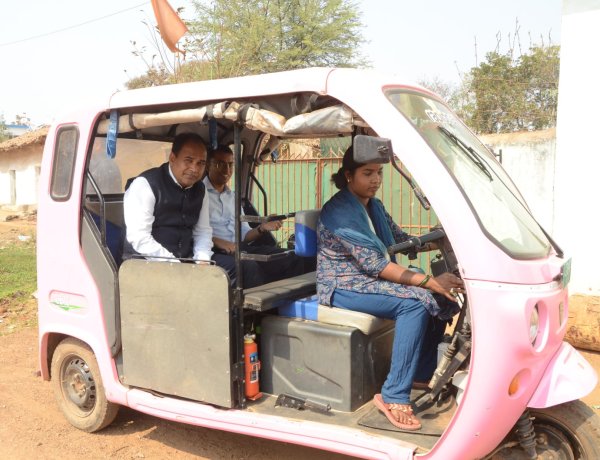 नवा रायपुर की सड़कों में ऑटो में दिखे कलेक्टर : महिला चालक का बढ़ाया उत्साह,खुद यूपीआई से दिया किराया